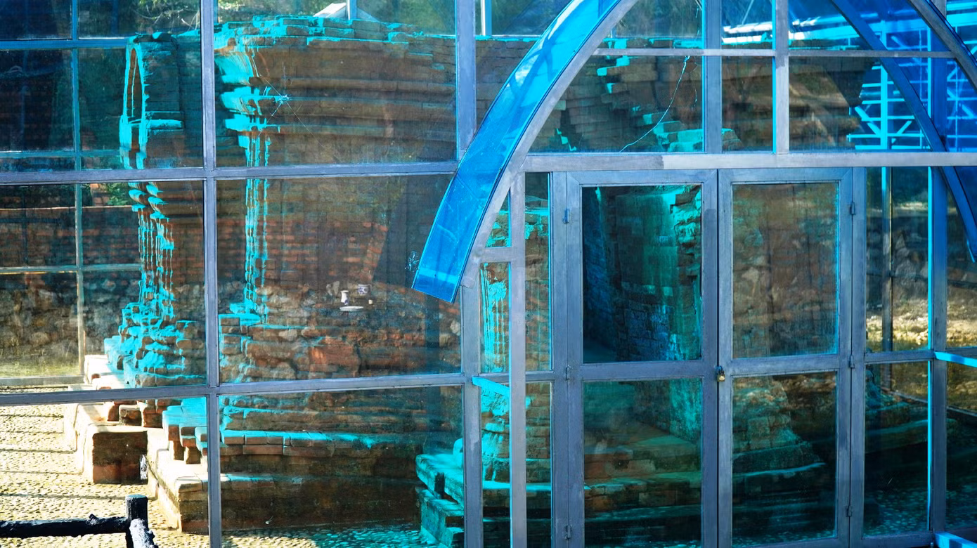 Qua khai quật, một công trình kiến trúc Chăm pa cổ xưa đã xuất lộ. Theo các nhà nghiên cứu, khảo cổ học, ngôi tháp cổ ở Phú Diên thuộc dạng tháp lùn trong nghệ thuật kiến trúc tháp Chăm.