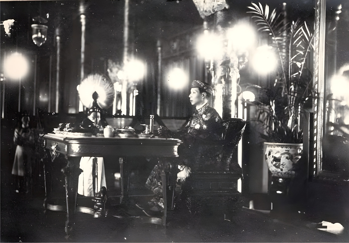 Dưới thời nhà Nguyễn, điện Cần Chánh là nơi làm việc của các vua và tổ chức các tiệc, lễ quan trọng. Tại đây, mỗi tháng nhà vua thiết triều 4 lần vào các ngày mồng 5, 10, 20 và 25 âm lịch. Ảnh tư liệu