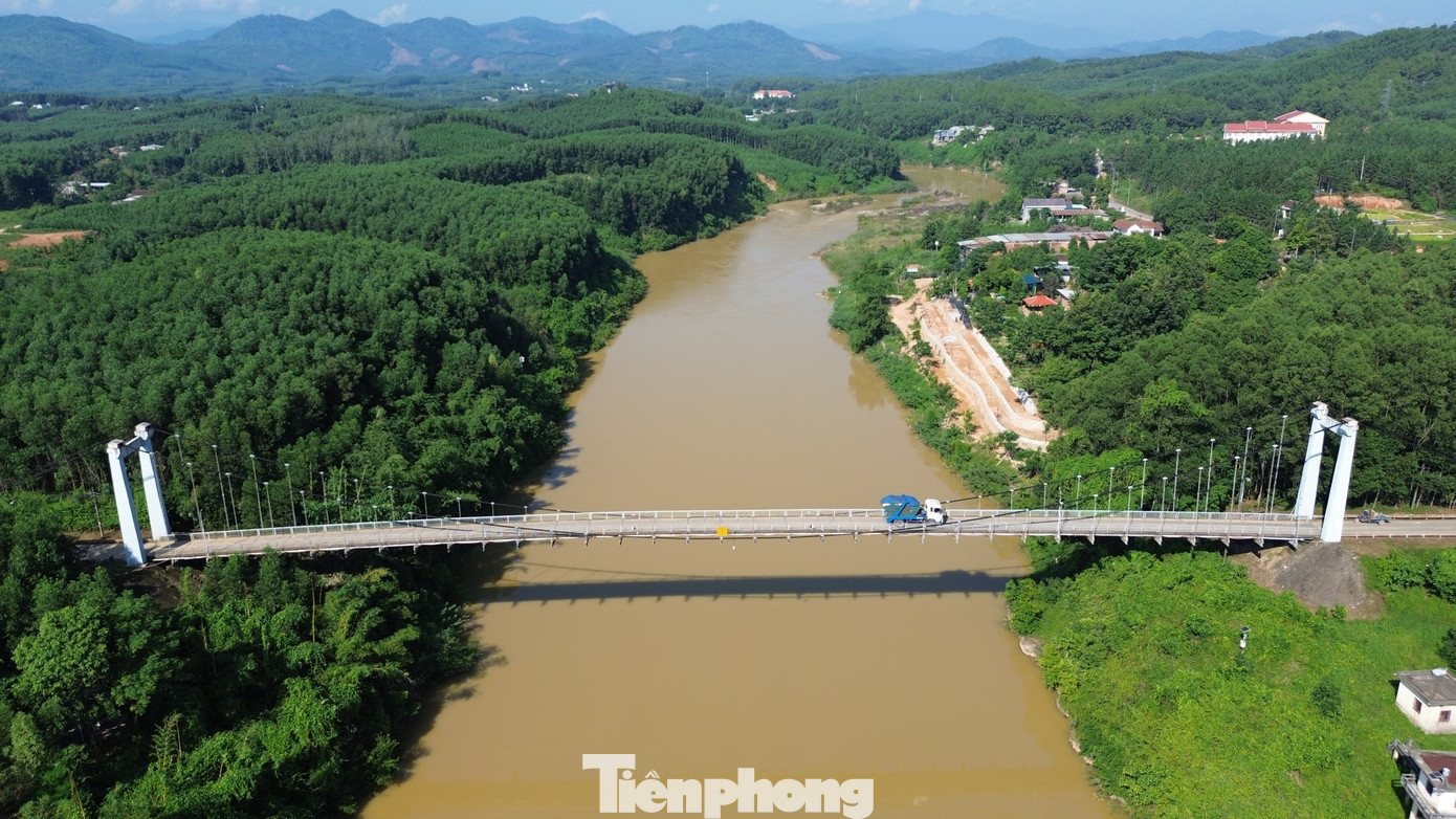Cầu treo cáp dây võng tại xã Bình Thành (cầu treo Bình Thành) lâu nay được người dân địa phương gọi là cây cầu “run rẩy”, cầu “nhún nhảy”, cầu "co giật", cầu “rung lắc”…
