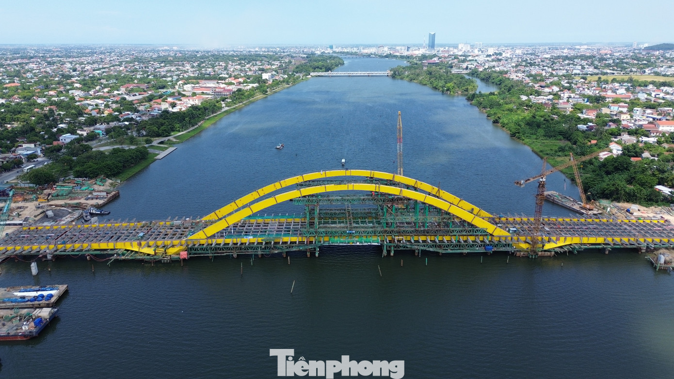 Khởi công vào ngày 23/12/2022, dự án đường Nguyễn Hoàng và cầu vượt sông Hương (TP. Huế) do Ban Quản lý dự án đầu tư Xây dựng công trình giao thông tỉnh Thừa Thiên-Huế (TT-Huế) làm chủ đầu tư, hiện thi công đạt khoảng 80% khối lượng công việc đối với phần cầu.