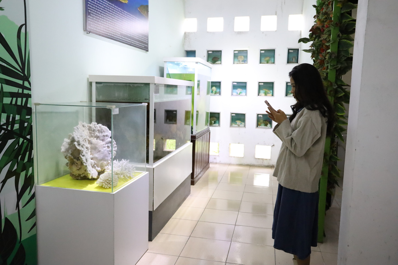 Tham quan bảo tàng, chị Đào Hồng Hạnh chia sẻ, thay vì trên phim ảnh, tại đây, khách tham quan có thể nhìn thấy được các loài động, thực vật một cách chân thực. Bảo tàng còn là nơi hỗ trợ học tập, tăng sự hiểu biết hơn về thiên nhiên, hoá thạch tồn tại xung quanh chúng ta. Tham quan bảo tàng, chị Đào Hồng Hạnh chia sẻ, thay vì trên phim ảnh, tại đây, khách tham quan có thể nhìn thấy được các loài động, thực vật một cách chân thực. Bảo tàng còn là nơi hỗ trợ học tập, tăng sự hiểu biết hơn về thiên nhiên, hoá thạch tồn tại xung quanh chúng ta.