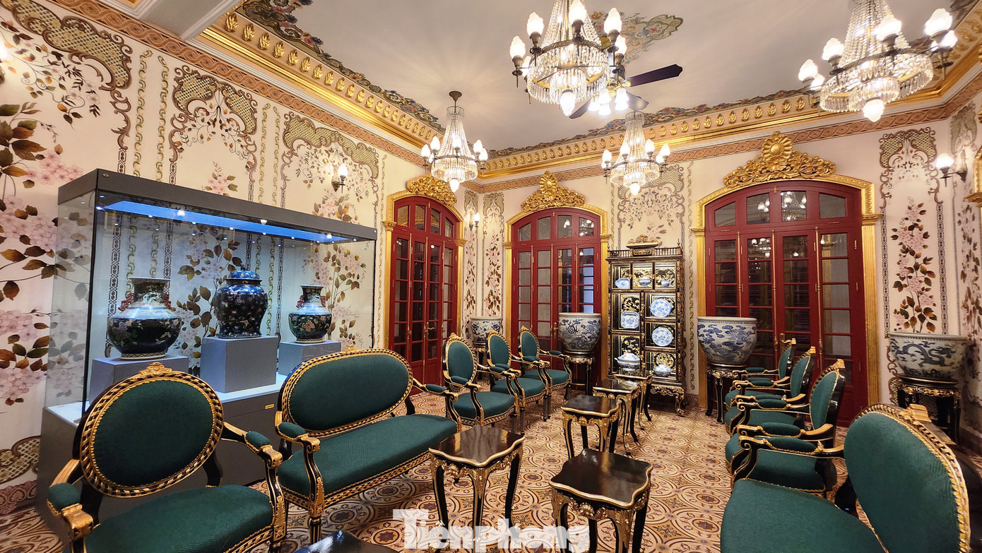 Gian phòng khách bên trong ngôi điện. Gian phòng khách bên trong ngôi điện.