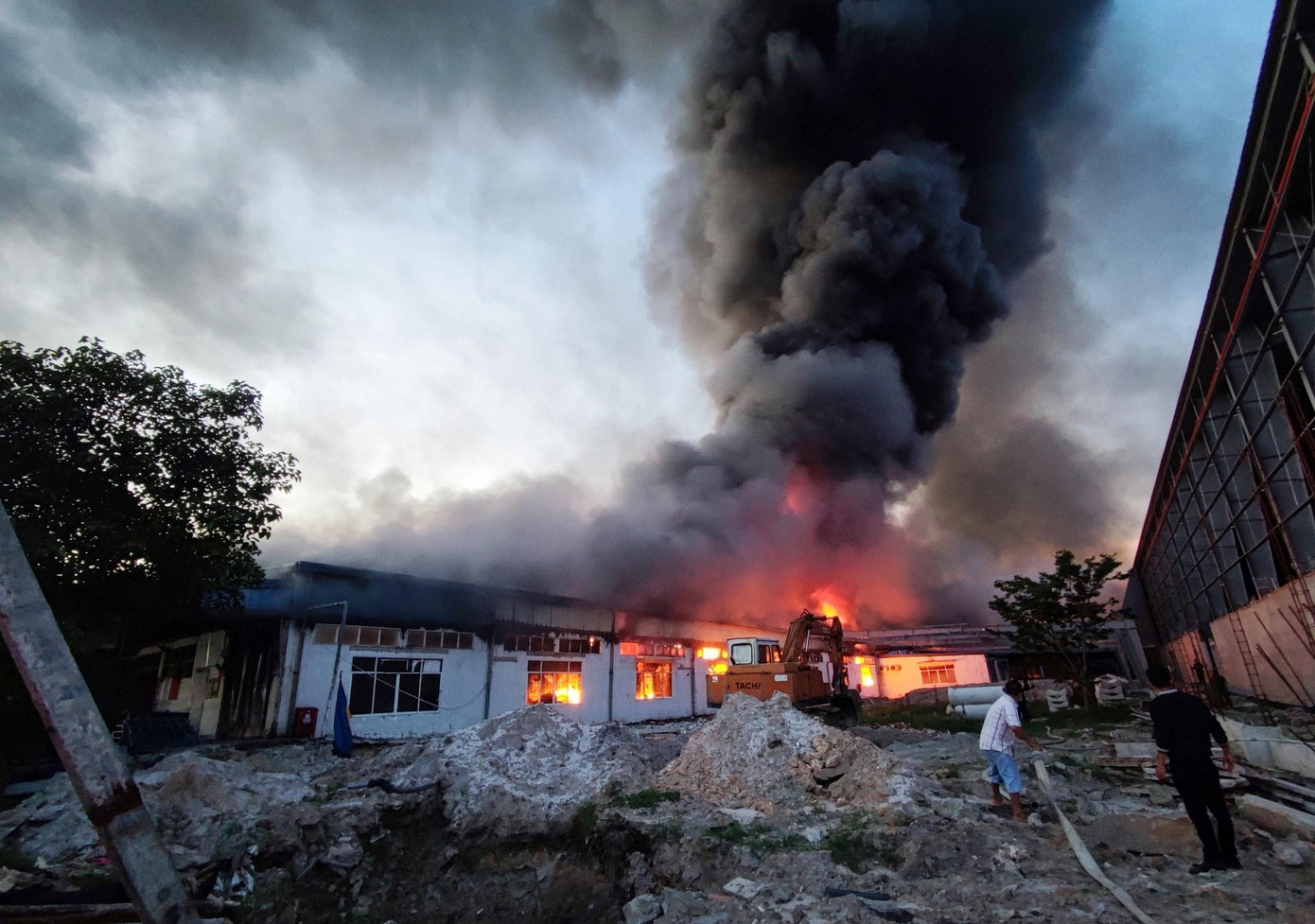 Ông Hồ Đôn cho hay, hiện chưa có thống kê từ cơ quan chức năng nhưng thiệt hại do vụ cháy gây ra chắc chắn sẽ rất lớn. Vụ hỏa hoạn chưa ghi nhận thiệt hại về người. Nguyên nhân vụ cháy hiện được cơ quan chức năng điều tra, làm rõ.