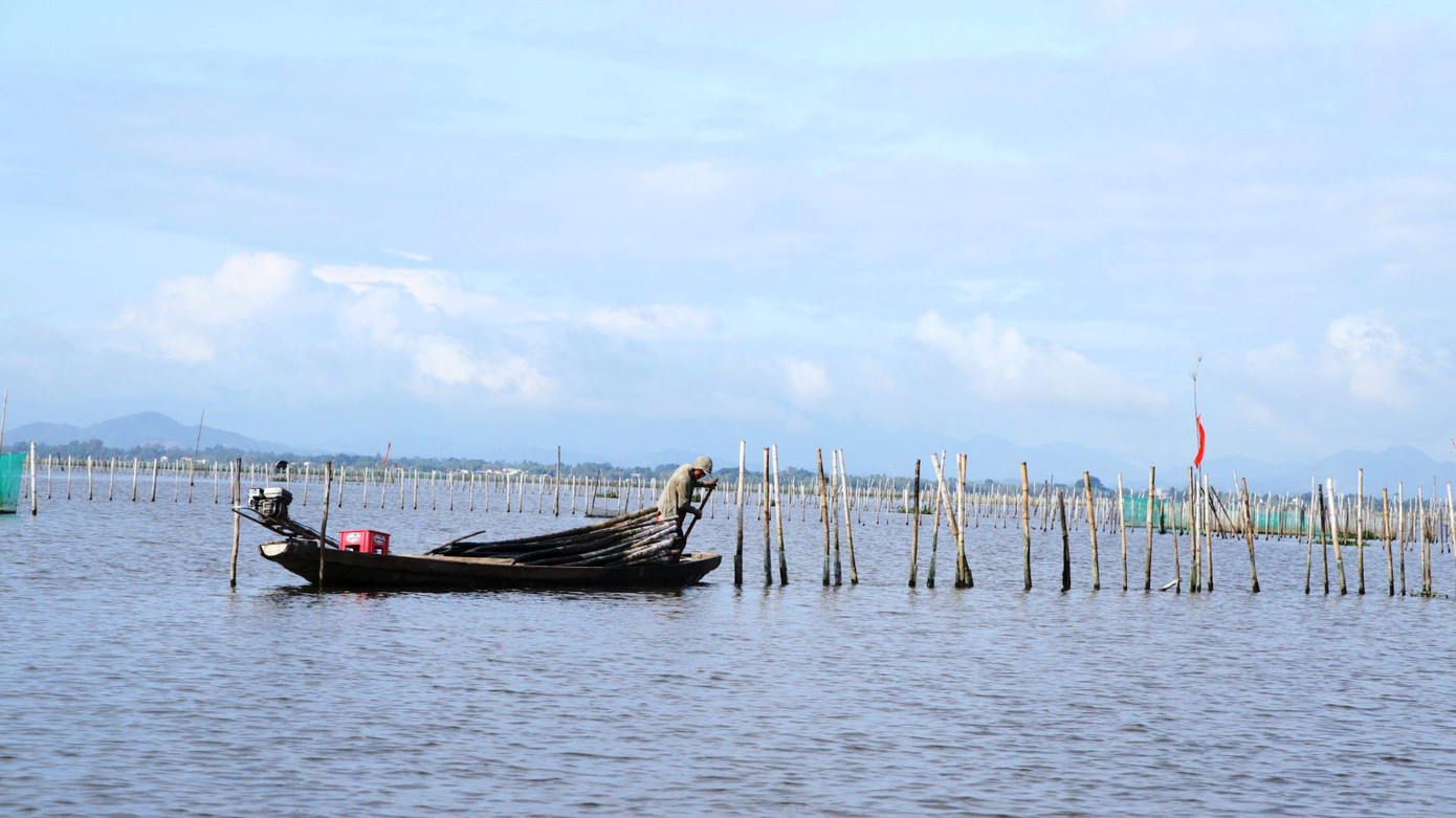 Qua nhiều đợt vận động, tuyên truyền, cao điểm từ tháng 7/2023 đến nay, nhiều người dân đã đồng tình hưởng ứng chủ trương tháo dỡ, giải tỏa lưới vây, trộ sáo tự phát, sắp xếp lại nò sáo đánh bắt thủy sản theo đúng quy định trên đầm phá. Anh Trần Văn Quy (ngư dân xã Vinh Hà) cho biết: Gia đình làm nghề cá trên đầm phá từ nhiều năm nay theo hình thức vây lưới chắn sáo và đánh bắt tự nhiên. Nay có chủ trương của huyện và xã về giải tỏa, tháo dỡ nò sáo bố trí không đúng quy định, gia đình tự nguyện chấp hành.