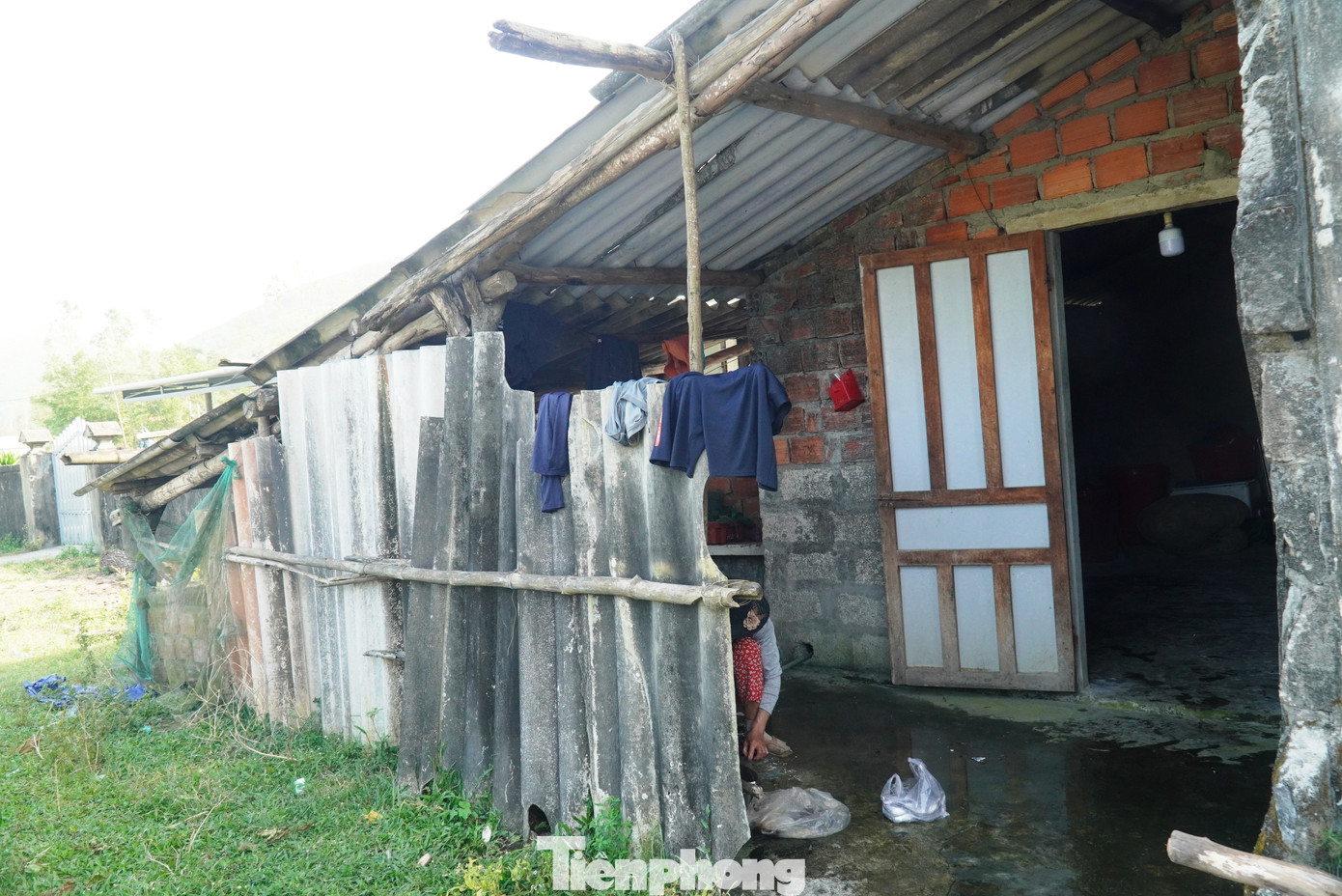 Theo người dân, kể từ khi có thông báo triển khai dự án, hàng trăm hộ dân rơi vào cảnh “tiến thoái lưỡng nan”. Bà con không được phép xây dựng, nâng cấp, sửa chữa nhà cửa vì vướng quy hoạch. Thực tế này khiến điều kiện sống của hơn 100 hộ dân ngày càng khốn khó. Nhiều ngôi nhà đã hơn 30 năm tuổi, mái dột, tường nứt, trụ cột xiêu vẹo… nhưng không thể sửa chữa, nâng cấp hay hạ giải để xây mới, hoặc "xóa nhà tạm". Theo người dân, kể từ khi có thông báo triển khai dự án, hàng trăm hộ dân rơi vào cảnh “tiến thoái lưỡng nan”. Bà con không được phép xây dựng, nâng cấp, sửa chữa nhà cửa vì vướng quy hoạch. Thực tế này khiến điều kiện sống của hơn 100 hộ dân ngày càng khốn khó. Nhiều ngôi nhà đã hơn 30 năm tuổi, mái dột, tường nứt, trụ cột xiêu vẹo… nhưng không thể sửa chữa, nâng cấp hay hạ giải để xây mới, hoặc "xóa nhà tạm".