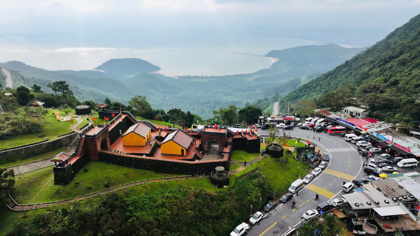 Nằm ở độ cao 490 m trên dãy núi Hải Vân, di tích Hải Vân Quan là công trình kiến trúc thành lũy quân sự ấn tượng, được xem là một trong những cửa ải hùng tráng bậc nhất Việt Nam. Di tích cách trung tâm TP. Huế khoảng 90 km về phía Bắc và cách trung tâm TP. Đà Nẵng khoảng 28 km về phía Nam.