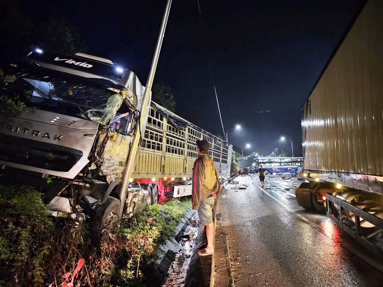 Sau cú va chạm, chiếc xe tải lao ra khỏi lòng đường và mắc kẹt bên mương nước. Ảnh: CTV