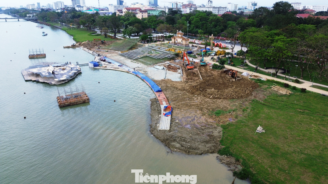 Tại đây, chương trình đêm khai mạc Năm Du lịch quốc gia - Huế 2025 dự kiến diễn ra vào lúc 20h10 phút tối 25/3, ở bờ nam sông Hương, khu vực bia Quốc học. Sân khấu sẽ là nơi kết hợp giữa trình diễn bán thực cảnh trên mặt nước và trên bờ, tích hợp các công nghệ visual mapping, LED sàn, hiệu ứng hỏa thuật, khinh khí cầu, dù lượn, và hệ thống âm thanh ánh sáng hiện đại. Tại đây, chương trình đêm khai mạc Năm Du lịch quốc gia - Huế 2025 dự kiến diễn ra vào lúc 20h10 phút tối 25/3, ở bờ nam sông Hương, khu vực bia Quốc học. Sân khấu sẽ là nơi kết hợp giữa trình diễn bán thực cảnh trên mặt nước và trên bờ, tích hợp các công nghệ visual mapping, LED sàn, hiệu ứng hỏa thuật, khinh khí cầu, dù lượn, và hệ thống âm thanh ánh sáng hiện đại.