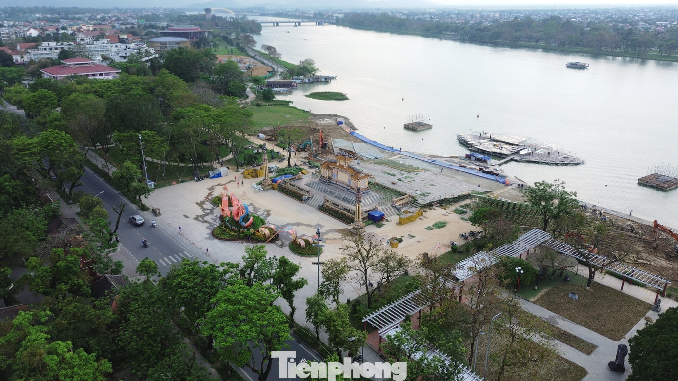 Tại đây, chương trình đêm khai mạc Năm Du lịch quốc gia - Huế 2025 dự kiến diễn ra vào lúc 20h10 phút tối 25/3, ở bờ nam sông Hương, khu vực bia Quốc học. Sân khấu sẽ là nơi kết hợp giữa trình diễn bán thực cảnh trên mặt nước và trên bờ, tích hợp các công nghệ visual mapping, LED sàn, hiệu ứng hỏa thuật, khinh khí cầu, dù lượn, và hệ thống âm thanh ánh sáng hiện đại. Tại đây, chương trình đêm khai mạc Năm Du lịch quốc gia - Huế 2025 dự kiến diễn ra vào lúc 20h10 phút tối 25/3, ở bờ nam sông Hương, khu vực bia Quốc học. Sân khấu sẽ là nơi kết hợp giữa trình diễn bán thực cảnh trên mặt nước và trên bờ, tích hợp các công nghệ visual mapping, LED sàn, hiệu ứng hỏa thuật, khinh khí cầu, dù lượn, và hệ thống âm thanh ánh sáng hiện đại.