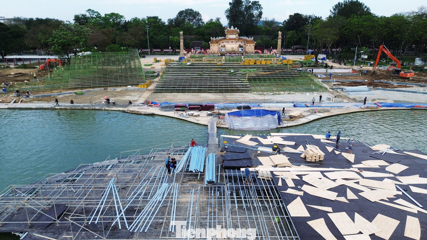 Tại đây, chương trình đêm khai mạc Năm Du lịch quốc gia - Huế 2025 dự kiến diễn ra vào lúc 20h10 phút tối 25/3, ở bờ nam sông Hương, khu vực bia Quốc học. Sân khấu sẽ là nơi kết hợp giữa trình diễn bán thực cảnh trên mặt nước và trên bờ, tích hợp các công nghệ visual mapping, LED sàn, hiệu ứng hỏa thuật, khinh khí cầu, dù lượn, và hệ thống âm thanh ánh sáng hiện đại. Tại đây, chương trình đêm khai mạc Năm Du lịch quốc gia - Huế 2025 dự kiến diễn ra vào lúc 20h10 phút tối 25/3, ở bờ nam sông Hương, khu vực bia Quốc học. Sân khấu sẽ là nơi kết hợp giữa trình diễn bán thực cảnh trên mặt nước và trên bờ, tích hợp các công nghệ visual mapping, LED sàn, hiệu ứng hỏa thuật, khinh khí cầu, dù lượn, và hệ thống âm thanh ánh sáng hiện đại.