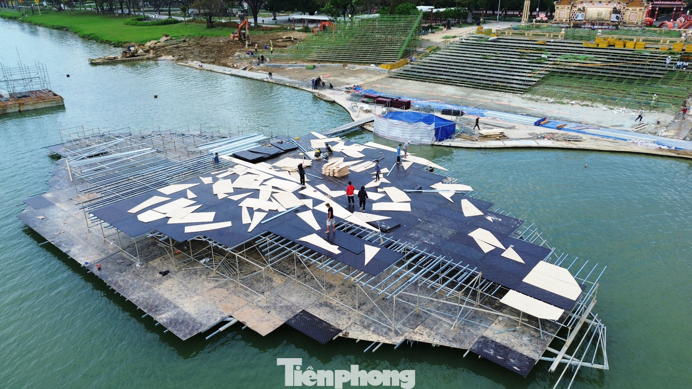 Tại đây, chương trình đêm khai mạc Năm Du lịch quốc gia - Huế 2025 dự kiến diễn ra vào lúc 20h10 phút tối 25/3, ở bờ nam sông Hương, khu vực bia Quốc học. Sân khấu sẽ là nơi kết hợp giữa trình diễn bán thực cảnh trên mặt nước và trên bờ, tích hợp các công nghệ visual mapping, LED sàn, hiệu ứng hỏa thuật, khinh khí cầu, dù lượn, và hệ thống âm thanh ánh sáng hiện đại. Tại đây, chương trình đêm khai mạc Năm Du lịch quốc gia - Huế 2025 dự kiến diễn ra vào lúc 20h10 phút tối 25/3, ở bờ nam sông Hương, khu vực bia Quốc học. Sân khấu sẽ là nơi kết hợp giữa trình diễn bán thực cảnh trên mặt nước và trên bờ, tích hợp các công nghệ visual mapping, LED sàn, hiệu ứng hỏa thuật, khinh khí cầu, dù lượn, và hệ thống âm thanh ánh sáng hiện đại.