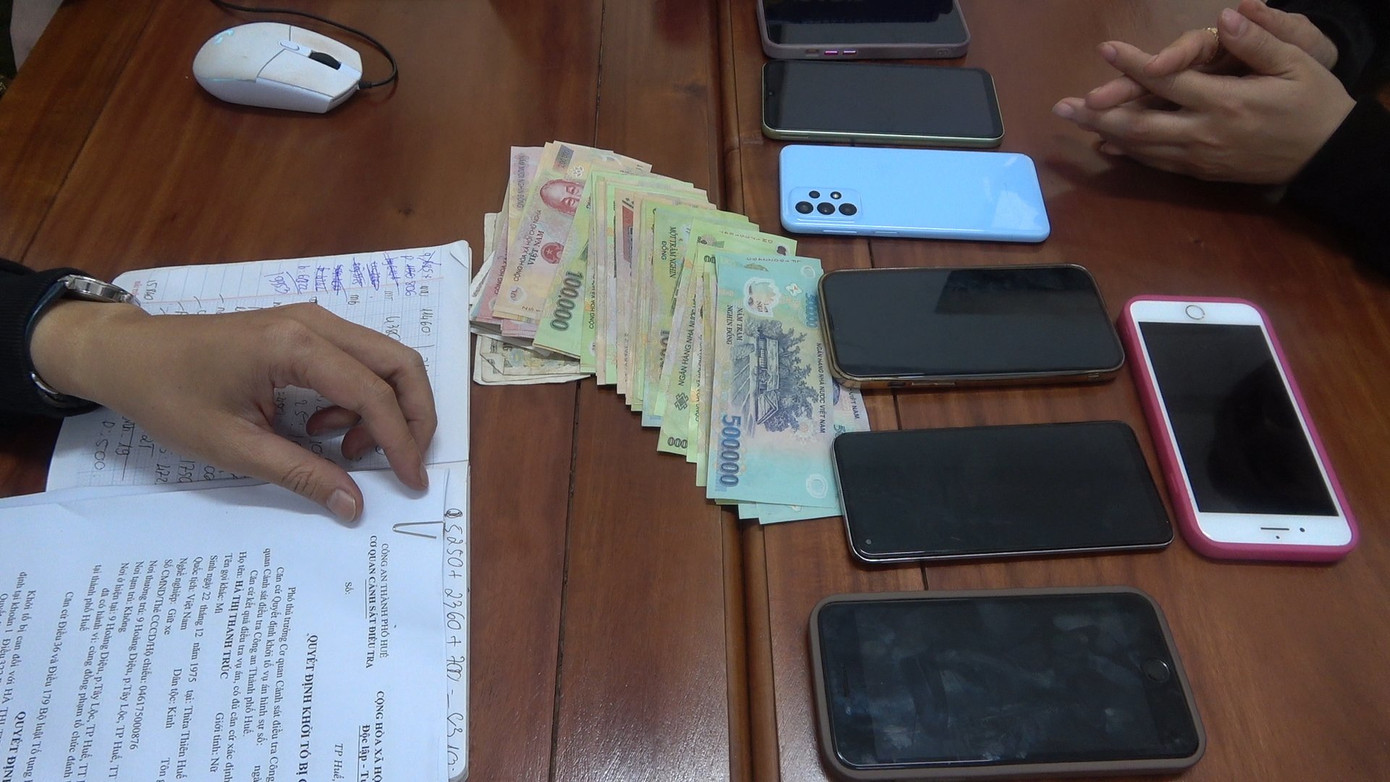 Tang vật liên quan đến đường dây đánh bạc và tổ chức đánh bạc bằng hình thức ghi lô đề trị giá 19 tỷ đồng tại Huế. Ảnh: CACC