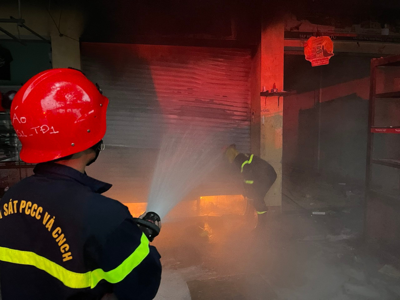 Lực lượng chức năng nỗ lực khống chế đám cháy.