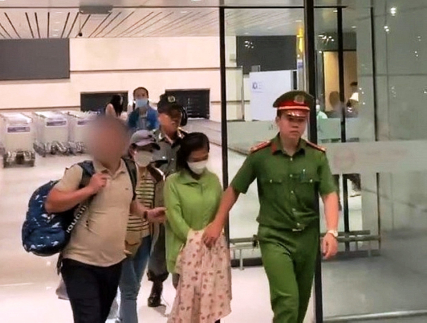 Công an di lý Phạm Thị Nở (thứ hai từ phải sang) từ TP. HCM về Huế. Ảnh: CACC