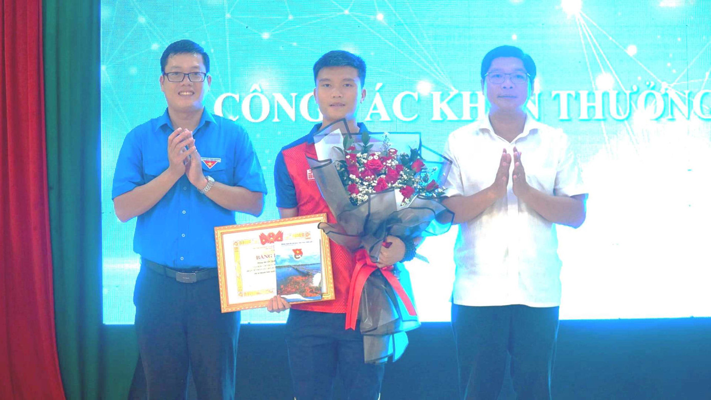 Đại diện lãnh đạo Ban Dân vận Tỉnh ủy và Tỉnh Đoàn TT-Huế trao hoa, tặng bằng khen cho đoàn viên Lê Quốc Nhật Nam - VĐV người Huế cùng đội tuyển U23 Việt Nam đoạt HCĐ môn bóng đá nam tại SEA Games 32.