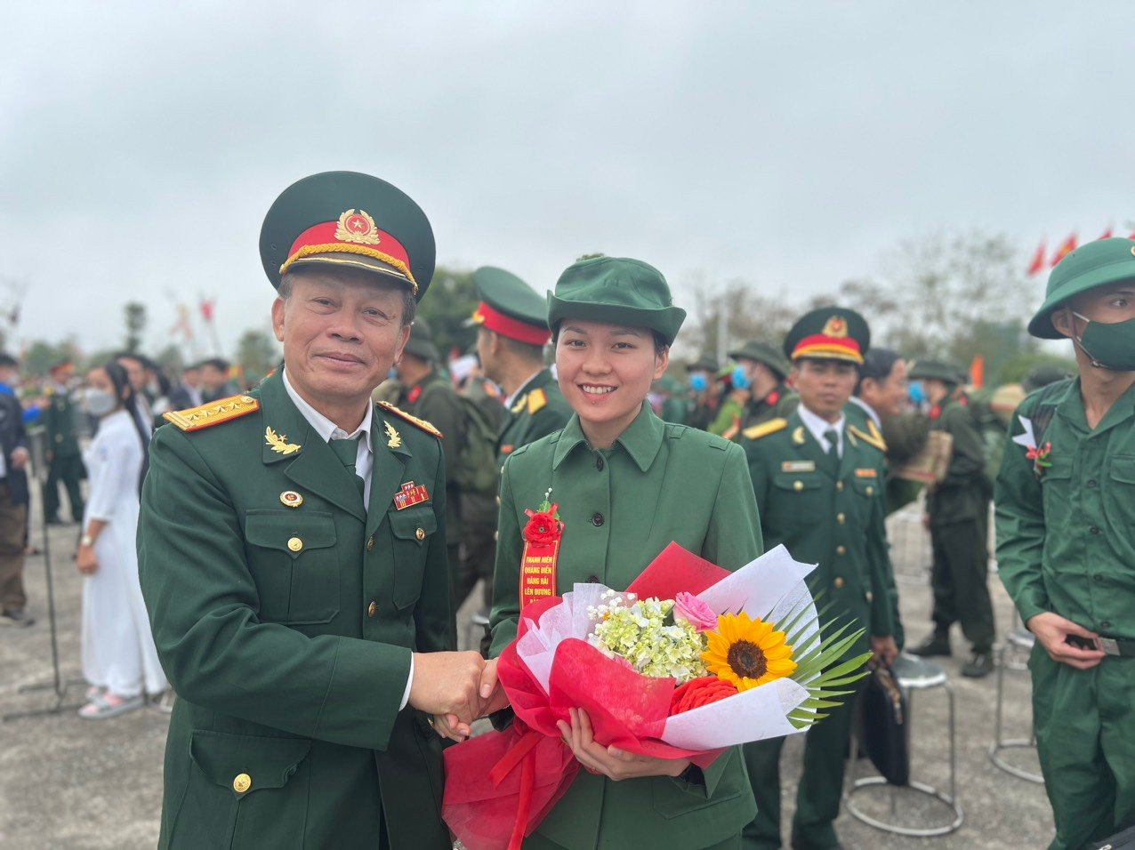 Gương mặt rạng ngời, tự tin của tân binh Triệu Thị Thúy trong ngày lên đường nhập ngũ. Gương mặt rạng ngời, tự tin của tân binh Triệu Thị Thúy trong ngày lên đường nhập ngũ.