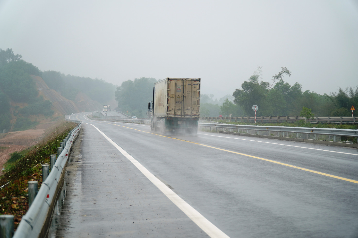 Không chỉ có phương tiện nội tỉnh Huế và Quảng Trị, nhiều xe khách và xe tải đường dài cũng tham gia giao thông trên cao tốc.