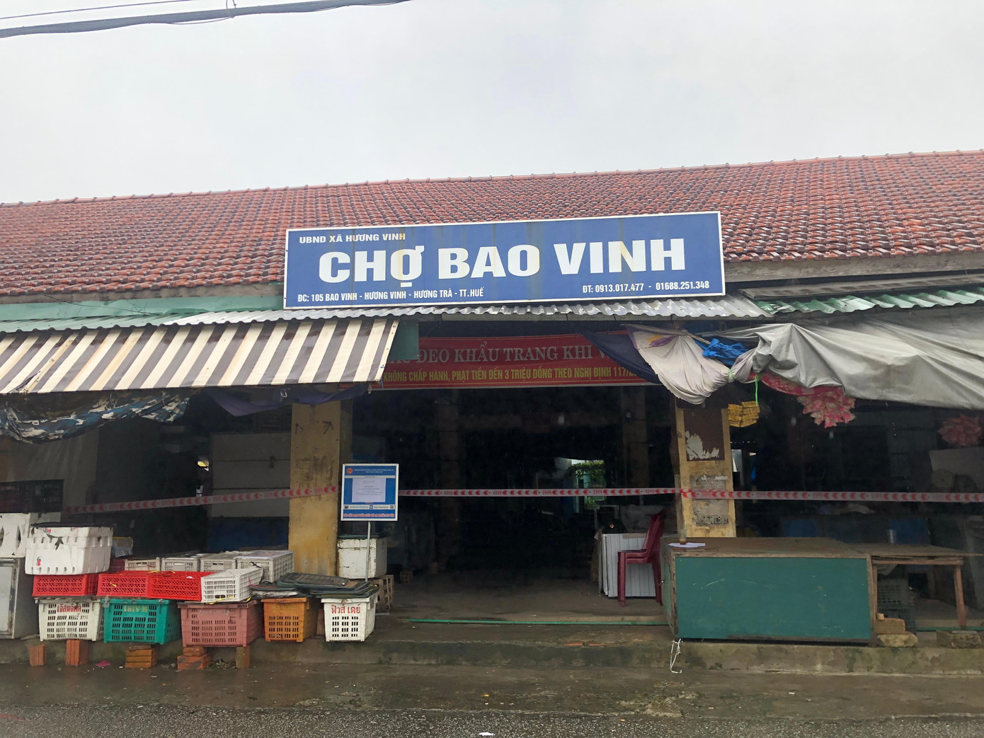 Chợ Bao Vinh (phường Hương Vinh) cũng đã dừng hoạt động do trên địa bàn phường có nhiều ca F0 Chợ Bao Vinh (phường Hương Vinh) cũng đã dừng hoạt động do trên địa bàn phường có nhiều ca F0
