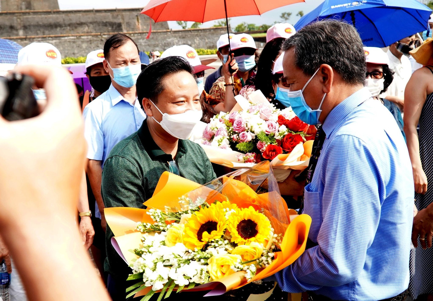 Lãnh đạo Sở Du lịch TT-Huế đón đoàn du khách đầu tiên đến Huế theo chương trình "kích cầu du lịch tàu hỏa năm 2021" vào chiều 30/4.