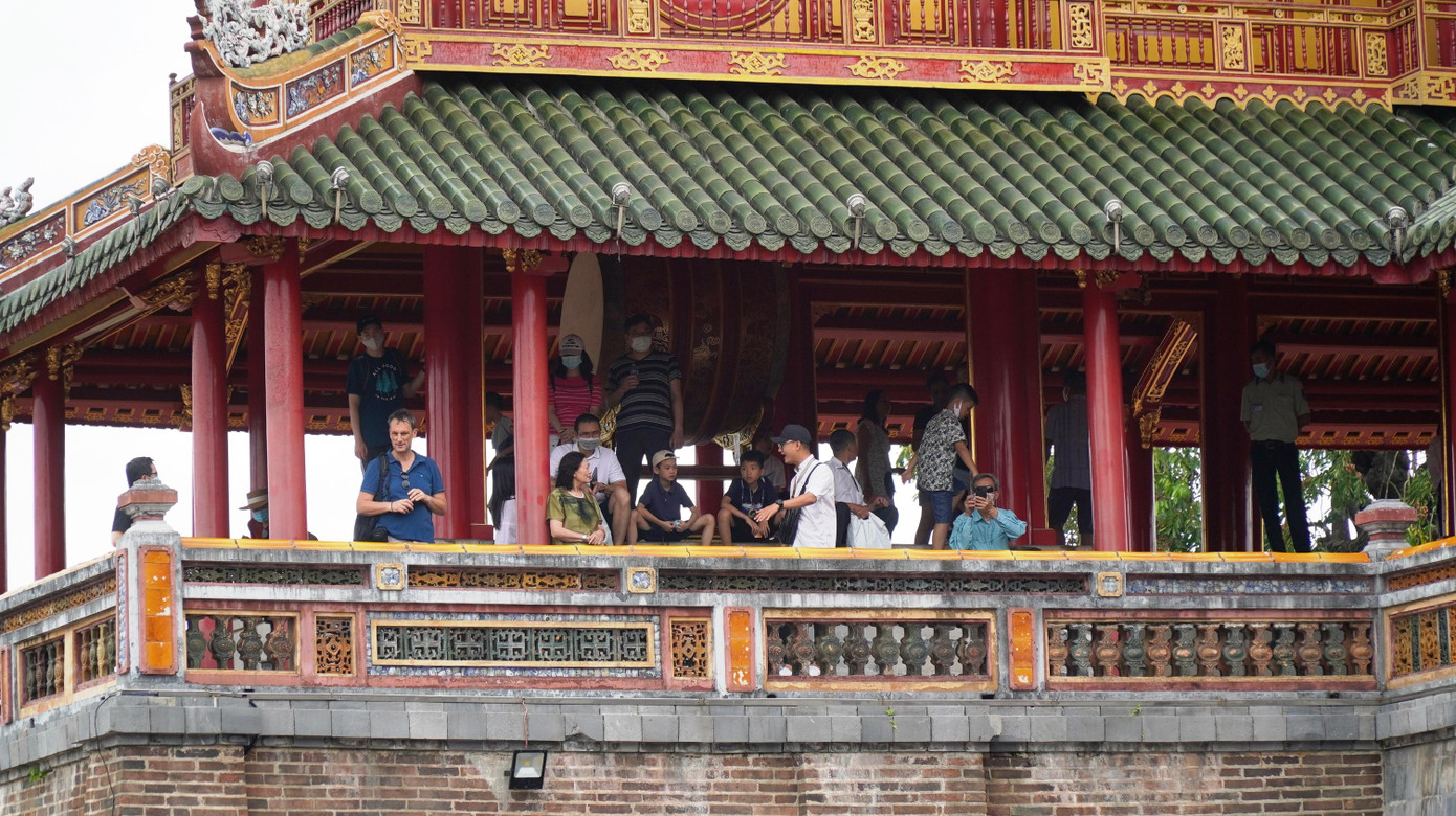 Du khách tham quan lầu Ngũ Phụng ở Huế.