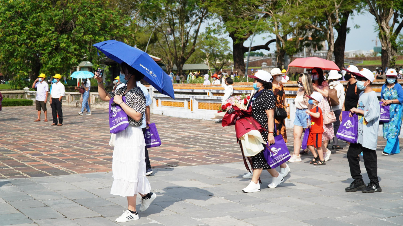 Du khách tham quan Đại nội Huế đã được tặng quà lưu niệm.