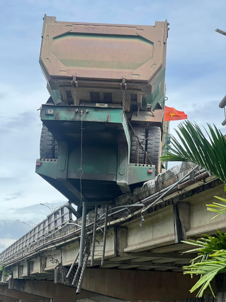 Phần thân của xe đầu kéo vắt vẻo bên mép cầu An Lỗ. Phần thân của xe đầu kéo vắt vẻo bên mép cầu An Lỗ.