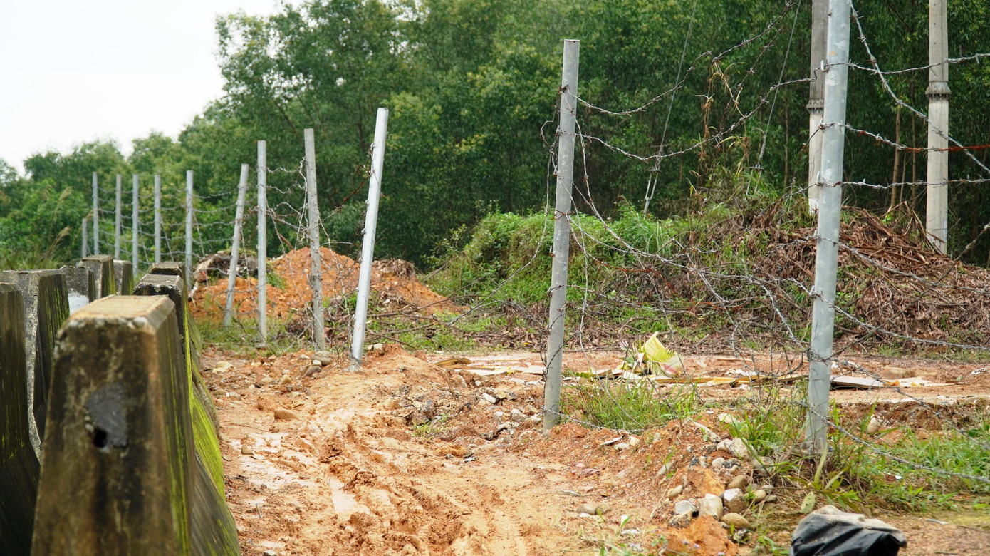 Để hạn chế việc “xé rào” tự phát trên tuyến, các đơn vị nhà thầu đã cho đào các hố sâu trên đường ngang tự phát, hoặc tập kết các tấm phân cách cỡ lớn bằng bê tông chắn ngang lối mở tự phát.