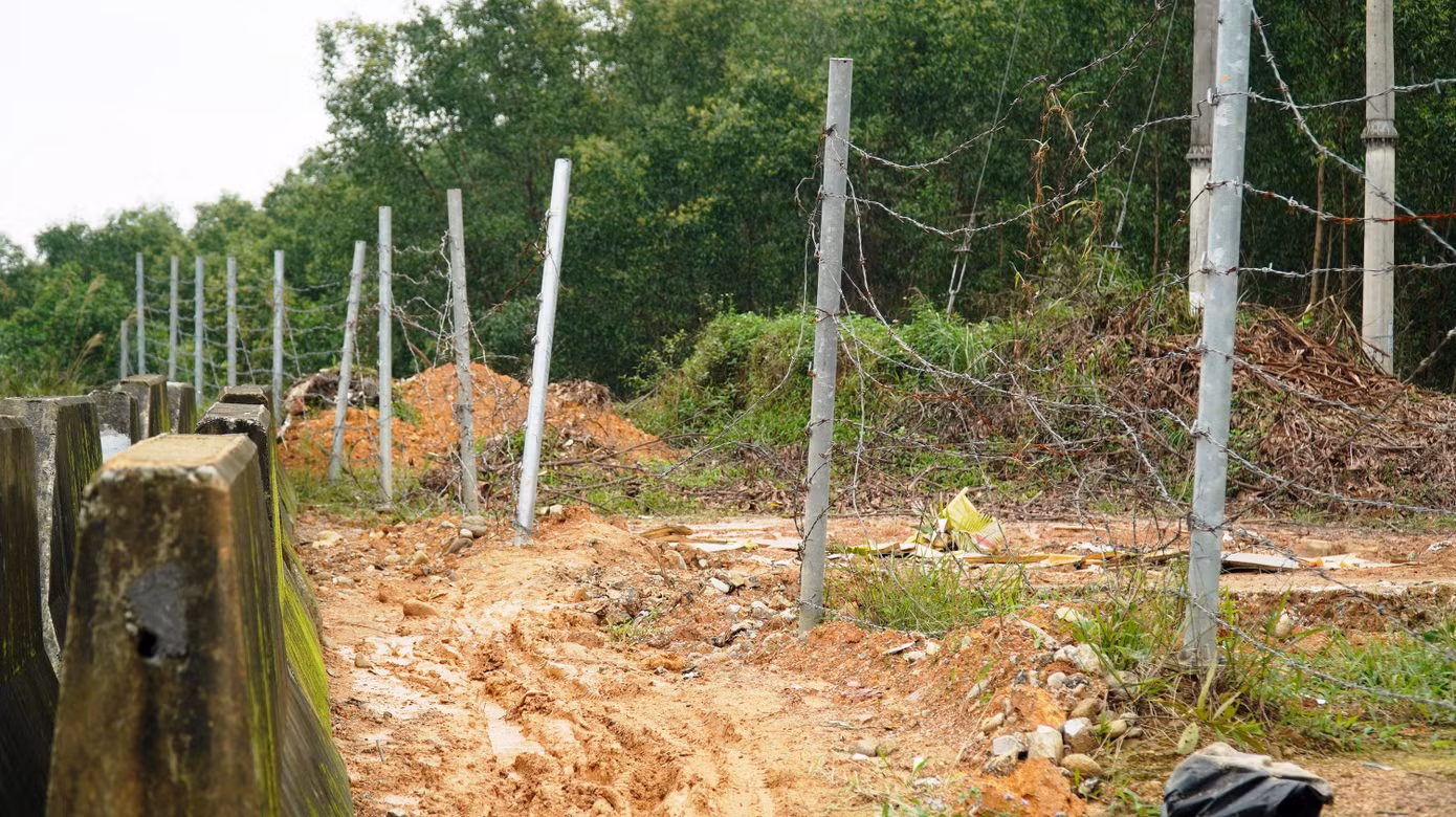 Để hạn chế việc “xé rào” tự phát trên tuyến, các đơn vị nhà thầu đã cho đào các hố sâu trên đường ngang tự phát, hoặc tập kết các tấm phân cách cỡ lớn bằng bê tông chắn ngang lối mở tự phát.