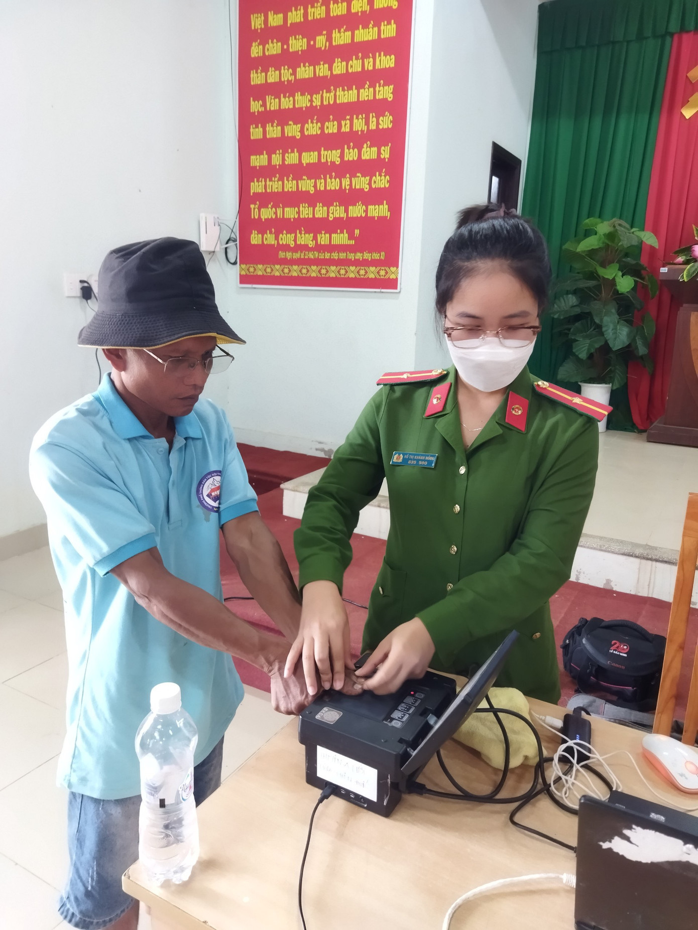 Hỗ trợ cấp CCCD cho người dân miền núi A Lưới.