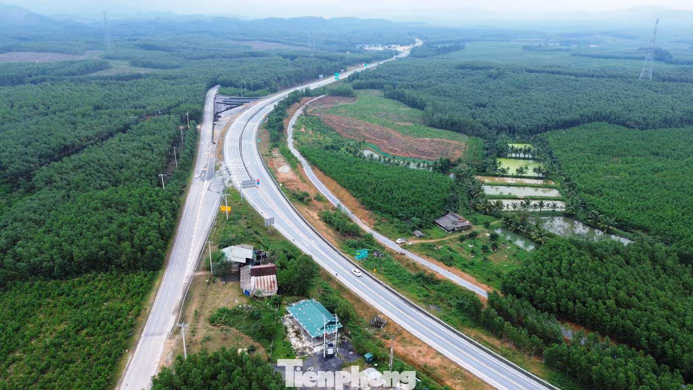 Cao tốc La Sơn - Túy Loan và tuyến tỉnh lộ 14 đi qua địa bàn Lộc Sơn.