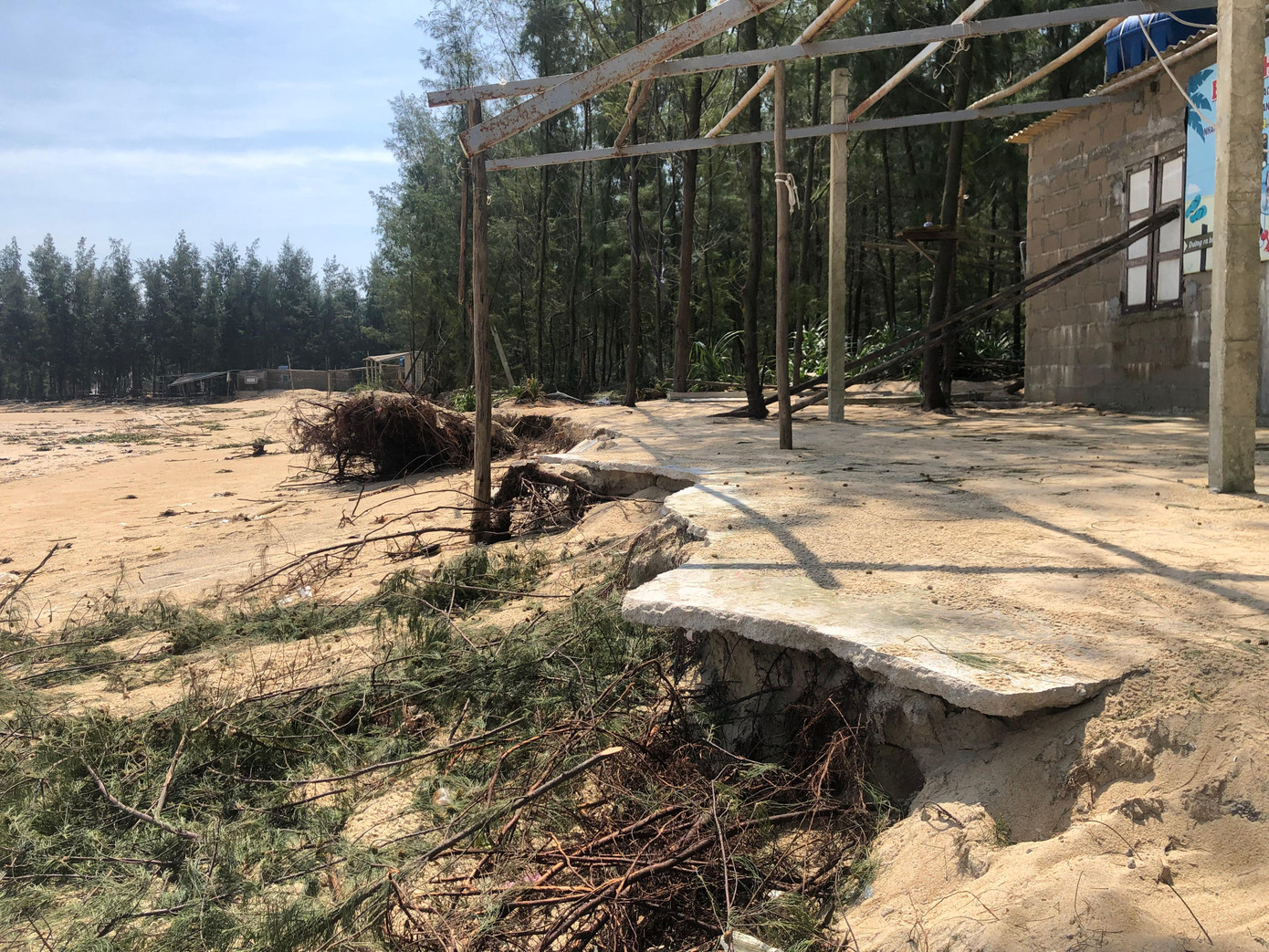 Hàng quán tại bãi tắm tiêu điều do nước biển xâm thực gây nên Hàng quán tại bãi tắm tiêu điều do nước biển xâm thực gây nên