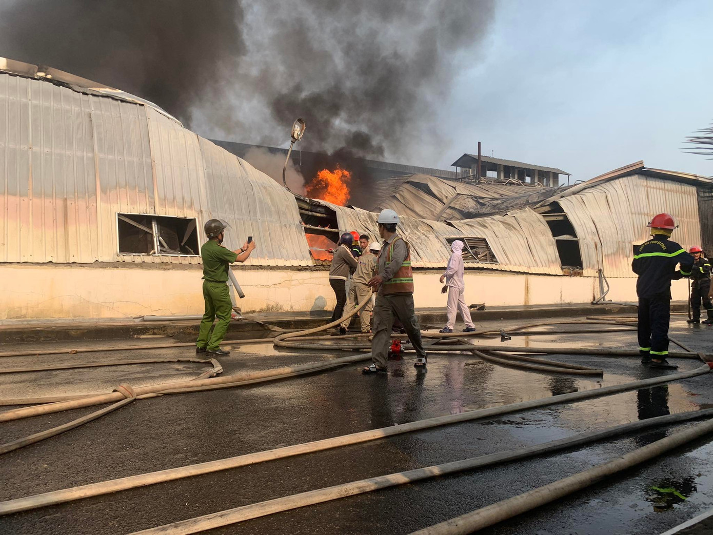 Vụ cháy lớn xảy ra tại nhà kho chứa bánh kẹo thuộc Công ty Cổ phần One One miền Trung.