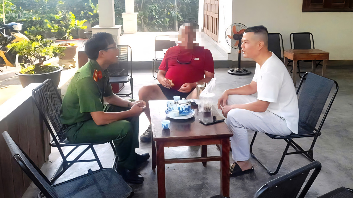 Lực lượng công an tại Huế phối hợp người dân tìm kiếm thành công du khách người nước ngoài (áo đỏ) đi lạc do đãng trí.