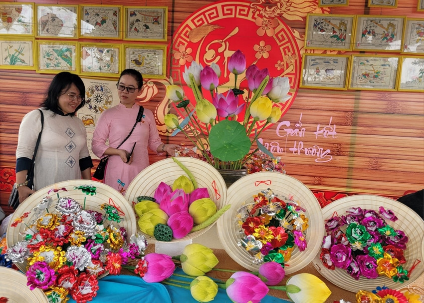 Sản phẩm làng nghề hoa giấy thanh tiên tham gia Festival Tết Huế. Ảnh Thanh Hương