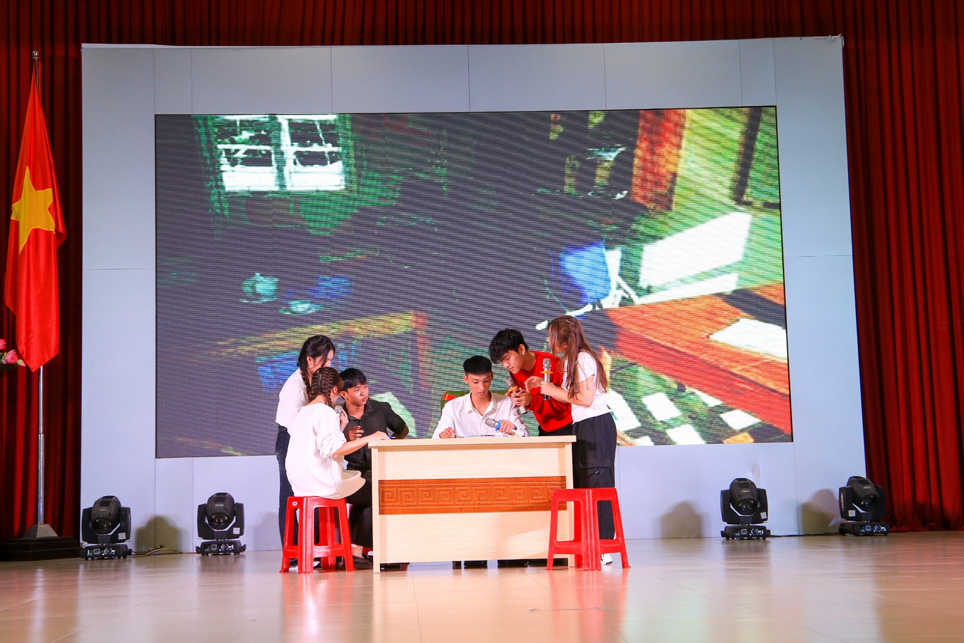 Tiểu phẩm của sinh viên tuyên truyền về phòng chống lừa đảo, chiếm đoạt tài sản qua không gian mạng.