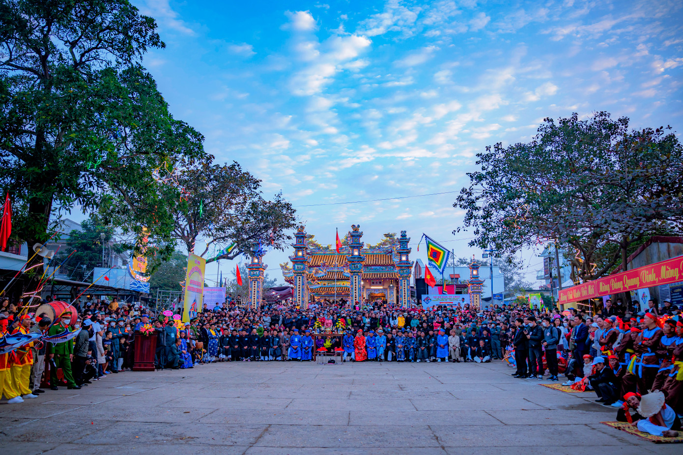 Đến kỳ lễ hội, các hoạt động diễn ra rất sôi nổi, với sự tham gia đông đảo của người dân, du khách, đặc biệt là bà con Việt kiều là người địa phương ở tất cả các nước nhằm tìm về cội nguồn và ủng hộ tinh thần, vật lực cho lễ hội truyền thống của làng. Ảnh: Đình Hoàng