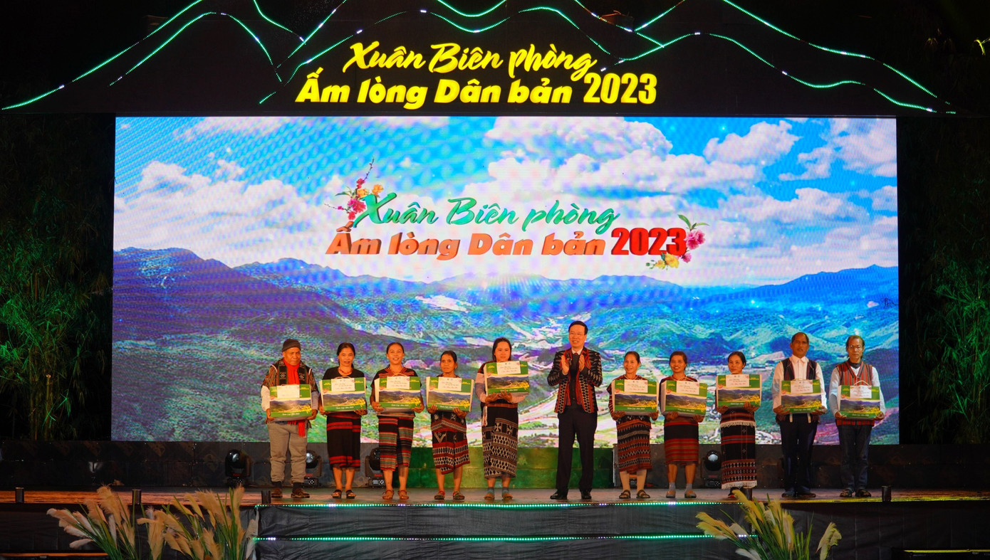 Ông Võ Văn Thưởng - Ủy viên Bộ Chính trị, Thường trực Ban Bí thư, tham dự chương trình "Xuân Biên phòng ấm lòng dân bản”; tặng quà người dân huyện vùng cao biên giới A Lưới. Ông Võ Văn Thưởng - Ủy viên Bộ Chính trị, Thường trực Ban Bí thư, tham dự chương trình "Xuân Biên phòng ấm lòng dân bản”; tặng quà người dân huyện vùng cao biên giới A Lưới.