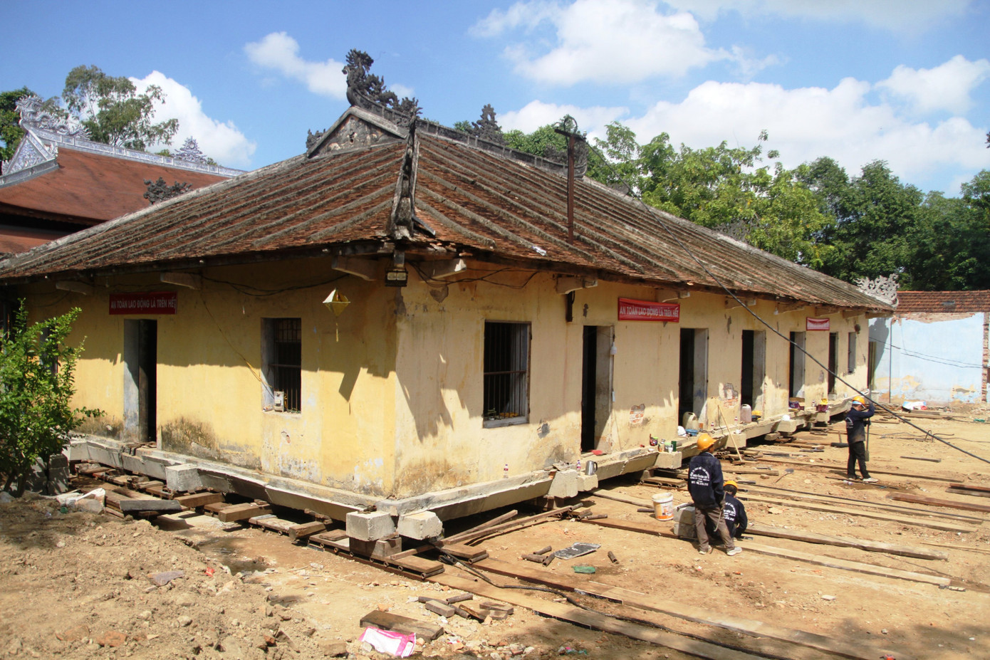 Tháng 10/2022, người dân Huế bất ngờ về việc ngôi chánh điện “quốc tự” Diệu Đế (phường Gia Hội, TP Huế) nặng khoảng 1.000 tấn được ông Nguyễn Văn Cư (người TT-Huế, làm việc tại TP.HCM) cùng cộng sự dịch chuyển thành công về vị trí mới, cách nơi cũ chừng 18 mét, nhằm bảo tồn tính nguyên trạng của di tích và bảo vệ bức tranh quý “Long vân khế hội” trên trần ngôi chánh điện.