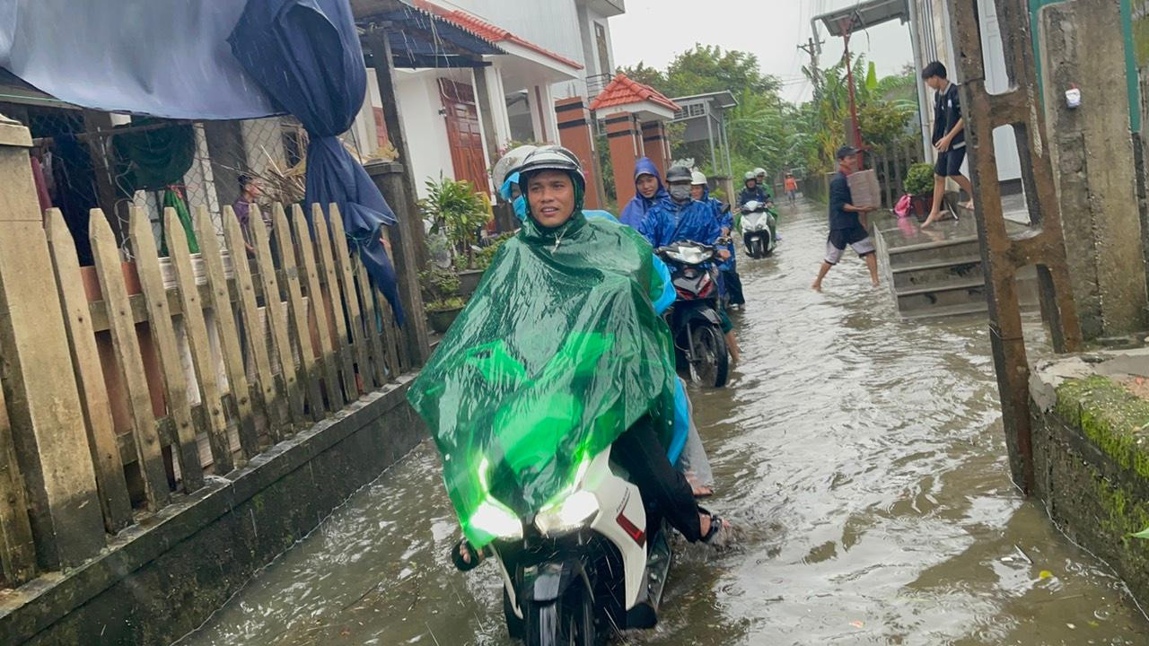 Các cơ quan, đơn vị, địa phương và người dân cần chú ý phòng tránh các tai nạn thương tích có thể xảy ra, đặc biệt là tai nạn đuối nước; đảm bảo an ninh trật tự khu vực sơ tán đến; khuyến cáo người dân chuẩn bị đủ lương thực, thực phẩm, thuốc men và vật dụng cần thiết cho gia đình khi đi sơ tán. Bộ Chỉ huy Quân sự tỉnh, Bộ Chỉ huy Bộ đội Biên phòng tỉnh, Công an tỉnh TT-Huế chủ động bố trí lực lượng, phương tiện hỗ trợ sơ tán, di dời dân ra khỏi khu vực nguy hiểm, tổ chức cứu hộ, cứu nạn khi có yêu cầu của địa phương. Trong ảnh: Vận động, hỗ trợ đưa người dân vùng thấp trũng, ngập lũ phường Hương Vinh, TP Huế, đi sơ tán. Ảnh: V.D Các cơ quan, đơn vị, địa phương và người dân cần chú ý phòng tránh các tai nạn thương tích có thể xảy ra, đặc biệt là tai nạn đuối nước; đảm bảo an ninh trật tự khu vực sơ tán đến; khuyến cáo người dân chuẩn bị đủ lương thực, thực phẩm, thuốc men và vật dụng cần thiết cho gia đình khi đi sơ tán. Bộ Chỉ huy Quân sự tỉnh, Bộ Chỉ huy Bộ đội Biên phòng tỉnh, Công an tỉnh TT-Huế chủ động bố trí lực lượng, phương tiện hỗ trợ sơ tán, di dời dân ra khỏi khu vực nguy hiểm, tổ chức cứu hộ, cứu nạn khi có yêu cầu của địa phương. Trong ảnh: Vận động, hỗ trợ đưa người dân vùng thấp trũng, ngập lũ phường Hương Vinh, TP Huế, đi sơ tán. Ảnh: V.D