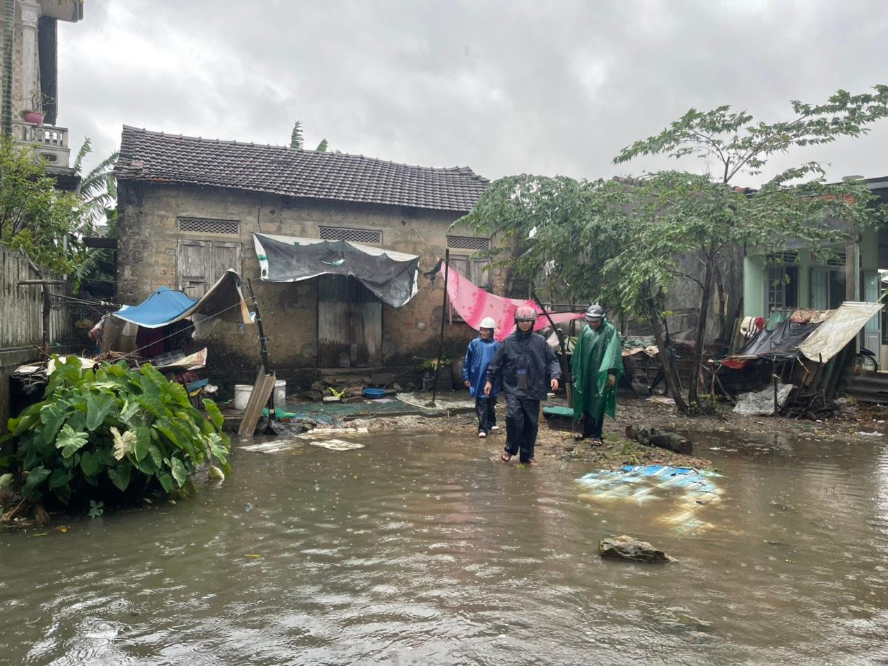 Nhằm bảo đảm tính mạng người dân, từ 14 giờ chiều 14/10, các địa phương, đơn vị liên quan phối hợp cơ quan quân sự triển khai di dời hơn 11.700 hộ dân, với trên 37.000 nhân khẩu sinh sống ở các khu vực sạt lở đất, ngập lụt, ảnh hưởng mưa bão đến nơi an toàn. Công tác này kết thúc trước 17 giờ ngày 14/10. Nhằm bảo đảm tính mạng người dân, từ 14 giờ chiều 14/10, các địa phương, đơn vị liên quan phối hợp cơ quan quân sự triển khai di dời hơn 11.700 hộ dân, với trên 37.000 nhân khẩu sinh sống ở các khu vực sạt lở đất, ngập lụt, ảnh hưởng mưa bão đến nơi an toàn. Công tác này kết thúc trước 17 giờ ngày 14/10.