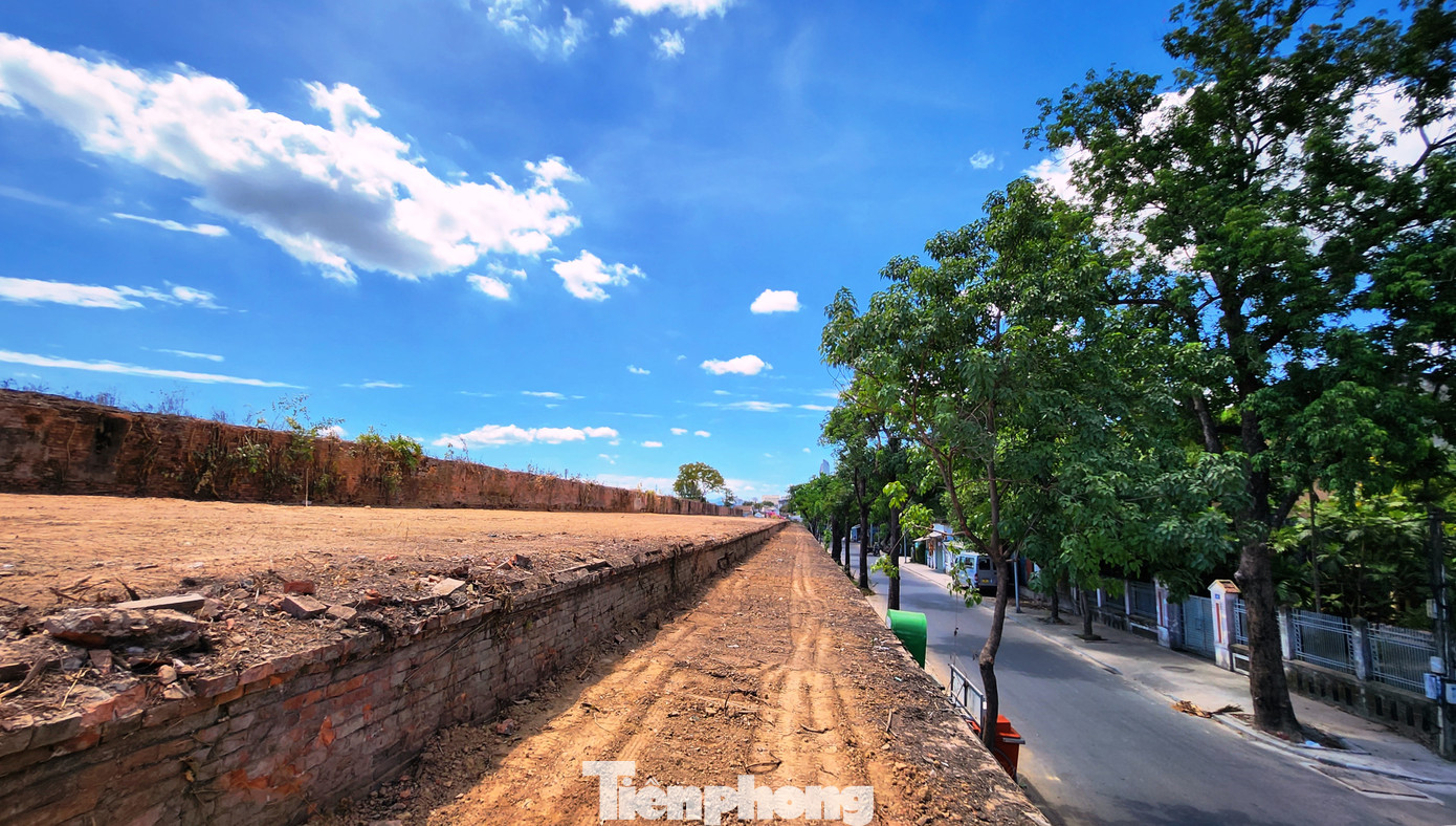 Cùng với phương án sáp nhập đơn vị hành chính hiện nay, từ năm 2019, Huế bắt đầu triển khai đề án “Di dời dân cư, giải phóng mặt bằng khu vực I hệ thống di tích Kinh thành Huế thuộc Quần thể di tích Cố đô Huế”, kéo dài trong 6 năm (đến 2025), với kinh phí hơn 4.000 tỷ đồng. Theo đó, người dân sống ở khu vực I di tích Kinh thành Huế được chuyển đến các khu tái định cư, trả lại không gian xưa cho di sản văn hóa thế giới.
