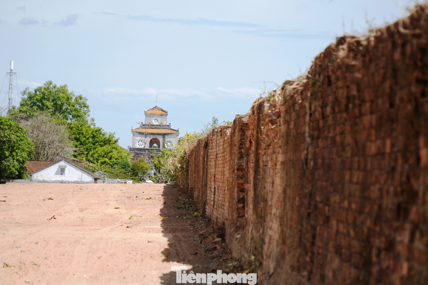 Cùng với phương án sáp nhập đơn vị hành chính hiện nay, từ năm 2019, Huế bắt đầu triển khai đề án “Di dời dân cư, giải phóng mặt bằng khu vực I hệ thống di tích Kinh thành Huế thuộc Quần thể di tích Cố đô Huế”, kéo dài trong 6 năm (đến 2025), với kinh phí hơn 4.000 tỷ đồng. Theo đó, người dân sống ở khu vực I di tích Kinh thành Huế được chuyển đến các khu tái định cư, trả lại không gian xưa cho di sản văn hóa thế giới.