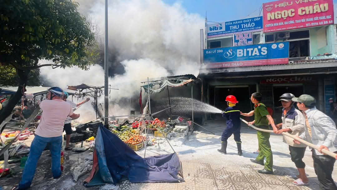 Lực lượng cứu hỏa phối hợp cán bộ, người dân địa phương khống chế đám cháy.