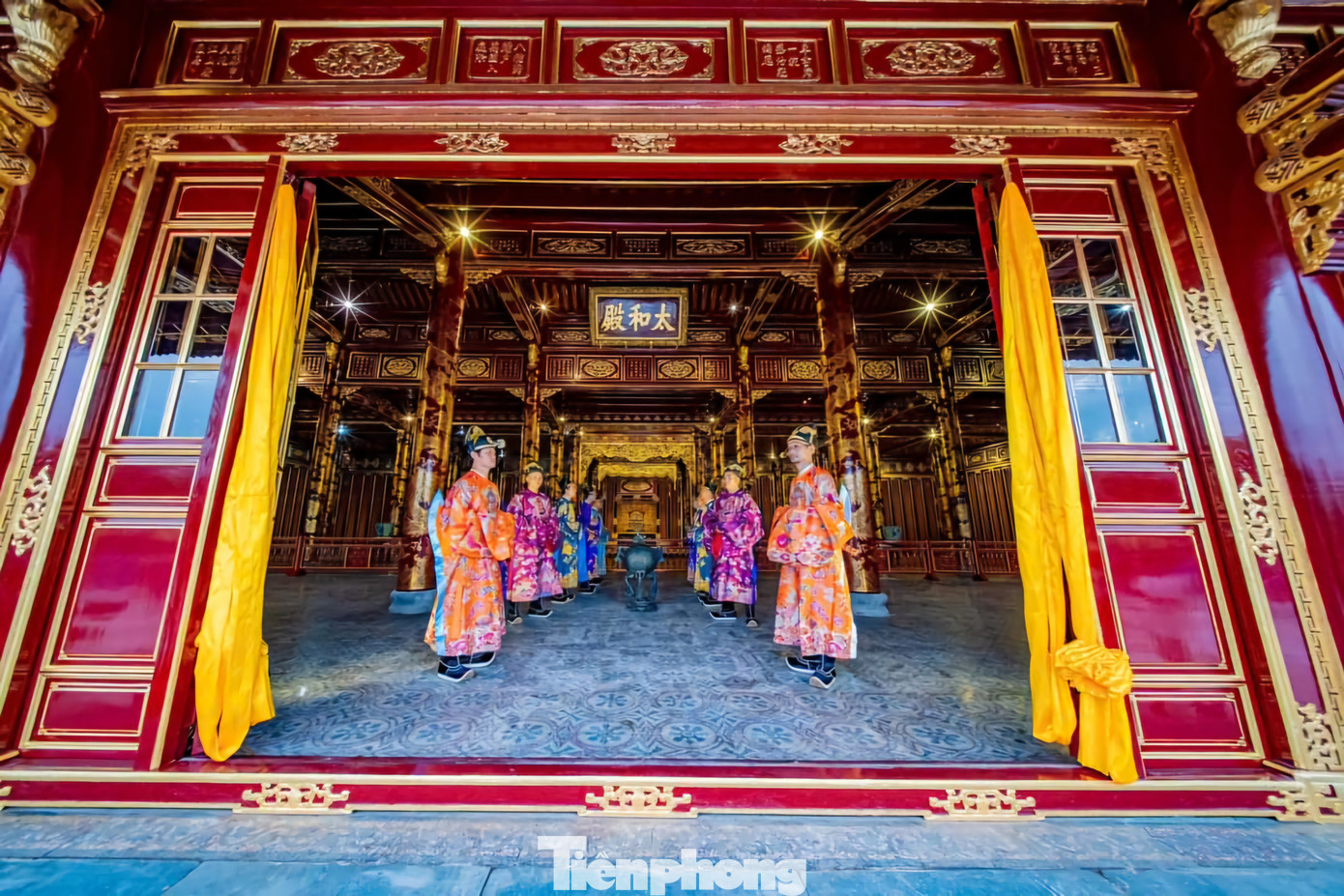 Nhà vua từ điện Cần Chánh ra Đại Cung Môn và lên điện Thái Hòa để thân hành chứng lễ… Nhà vua từ điện Cần Chánh ra Đại Cung Môn và lên điện Thái Hòa để thân hành chứng lễ…