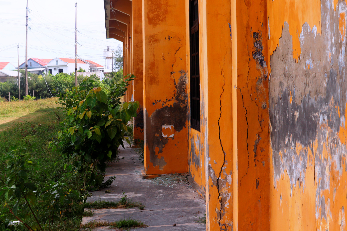 Khu nhà điều hành xuống cấp, lối vào phủ rậm cỏ dại, bên trong đầy rác bẩn, cửa kính bị vỡ nát, trụ đỡ bị nứt, tường bong tróc nhiều mảng…