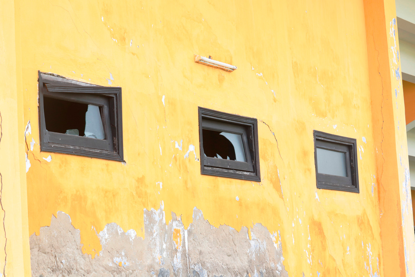 Khu nhà điều hành xuống cấp, lối vào phủ rậm cỏ dại, bên trong đầy rác bẩn, cửa kính bị vỡ nát, trụ đỡ bị nứt, tường bong tróc nhiều mảng…