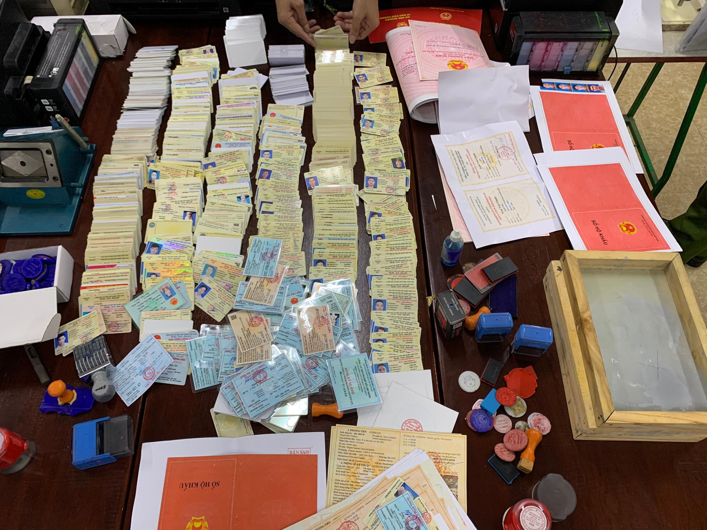 Theo công an, các loại giấy tờ giả này tiếp tay cho hành vi vi phạm pháp luật Theo công an, các loại giấy tờ giả này tiếp tay cho hành vi vi phạm pháp luật