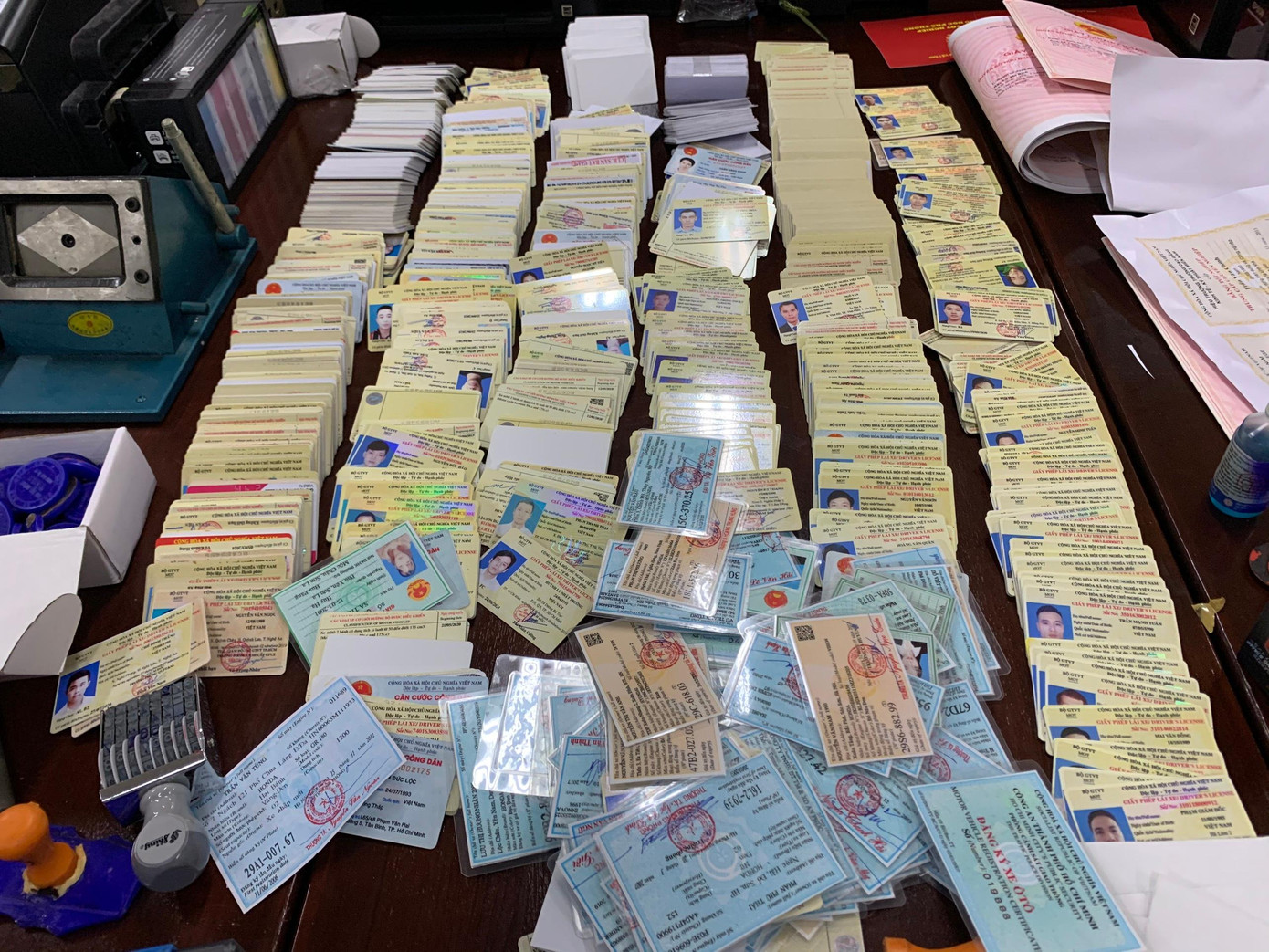 Làm giả hàng vạn văn bằng, giấy tờ của các cơ quan, tổ chức Làm giả hàng vạn văn bằng, giấy tờ của các cơ quan, tổ chức