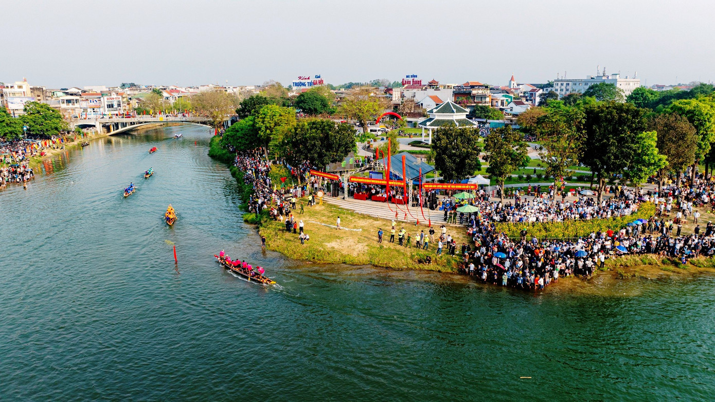 Đường đua diễn ra trên cả sông Hương và sông Đông Ba, đoạn gần Công viên Trịnh Công Sơn, thuộc trung tâm TP. Huế.