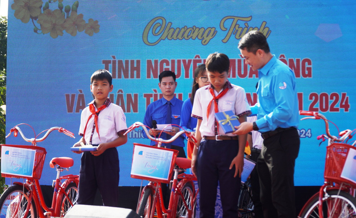 Trao quà, xe đạp cho học sinh huyện Quảng Điền, TT-Huế.